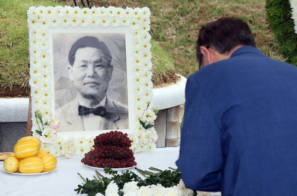 우리나라 헌정 사상 첫 '사법살인'으로 유명을 달리한 죽산(竹山) 조봉암 선생의 54주기 추모제가 31일 서울 중랑구 망우리 묘지공원에서 열려 참석자들이 헌화하고 있다. 조봉암 선생은 인천 강화도 태생으로 1958년 1월 간첩죄 등으로 기소돼 사형을 선고받고 이듬해 7월 형 집행됐다. 2011년 1월 대법원에서 무죄 판결을 받아 사형 집행 52년 만에 간첩 누명을 벗었다. [사진=연합뉴스]