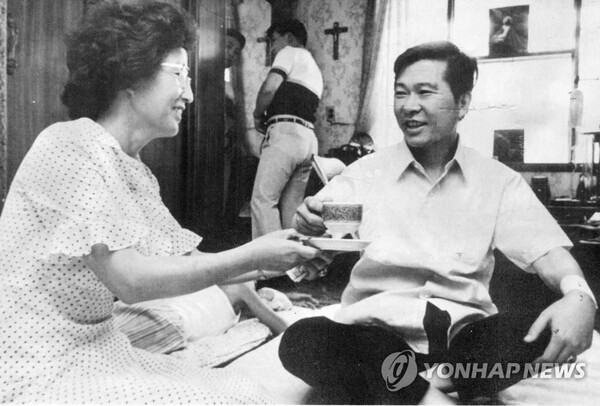  1993년 8월 12일 김대중씨가 자택에서 이희호 여사와 담소를 나누는 모습[사진=연합뉴스]