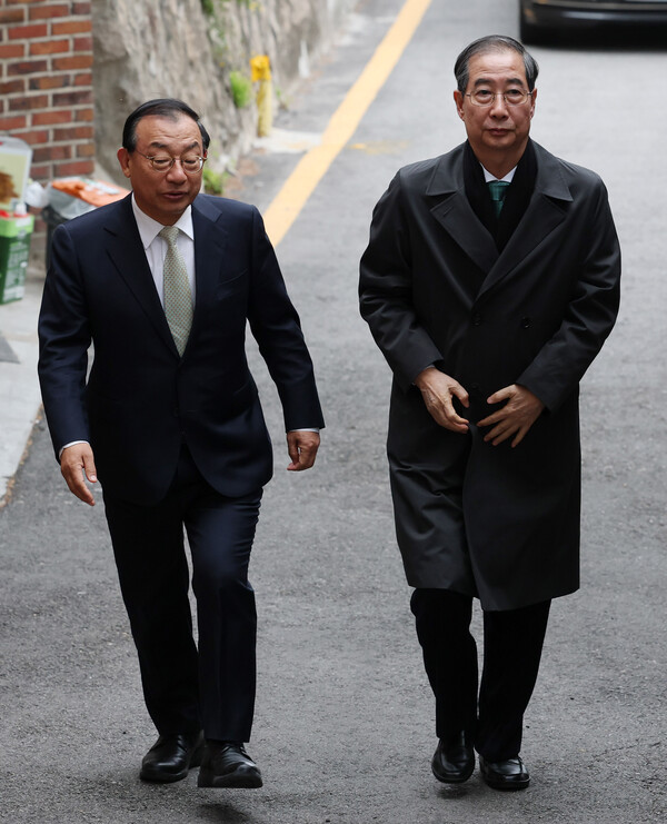 무소속 한덕수 대선 예비후보와 이정현 캠프 대변인 [연합뉴스]