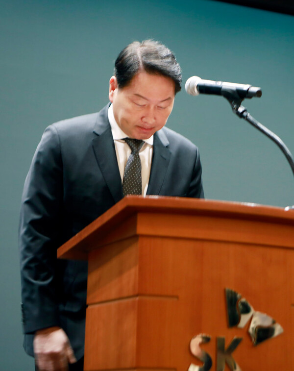 최태원 SK그룹 회장이 7일 서울 중구 을지로 SK텔레콤 사옥에서 열린 SKT 사이버 침해 사고 관련 데일리 브리핑에 참석해 대국민 사과를 하고 있다. [사진제공=SK텔레콤]