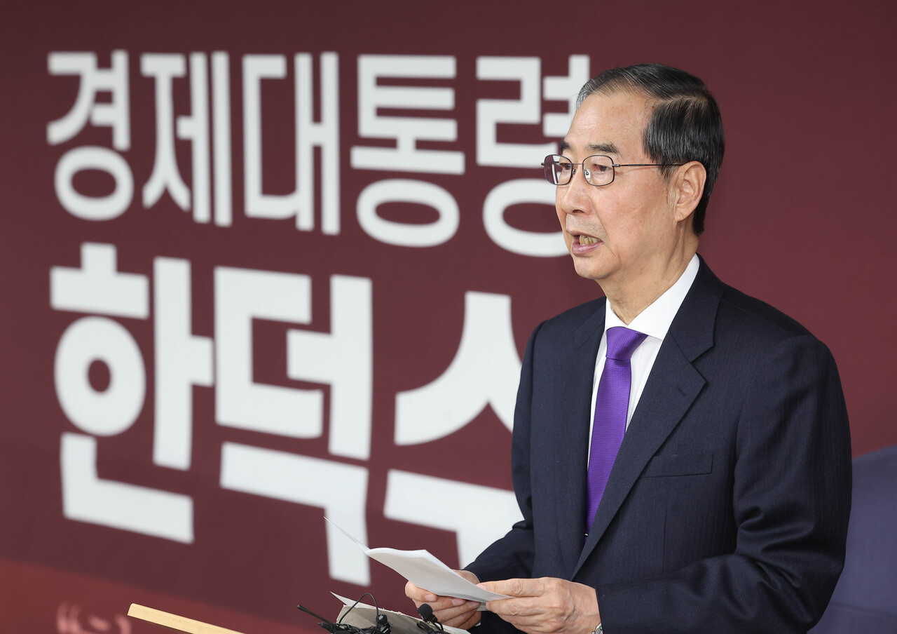 무소속 한덕수 대통령선거 예비후보가 7일 서울 영등포구 선거캠프 사무실에서 열린 기자회견에서 대선 단일화와 관련해 발언하고 있다.