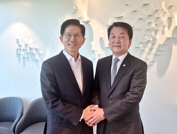 국민의힘 김문수 대선 후보가 7일 서울 여의도 모처에서 안철수 의원을 만나 기념촬영하고 있다. 2025.5.7 [안철수 의원실 제공(연합뉴스)