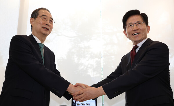 국민의힘 김문수 대선후보와 무소속 한덕수 대선 예비후보가 7일 서울 종로구의 한 식당에서 후보 단일화 관련 회동을 하기 전 악수하고 있다(연합뉴스)