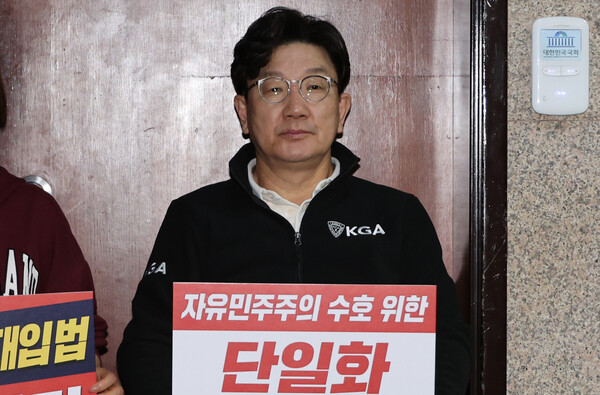 국민의힘 권성동 원내대표가 7일 서울 여의도 국회에서 김문수 당 대선 후보를 향해 무소속 한덕수 예비후보와의 조속한 단일화를 촉구하며 단식 농성을 하고 있다(이미지-연합뉴스)