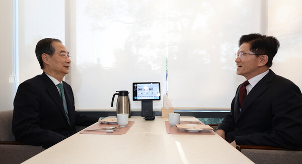 국민의힘 김문수 대선후보와 무소속 한덕수 대선 예비후보가 7일 서울 종로구의 한 식당에서 후보 단일화 관련 회동을 하고 있다(연합뉴스)