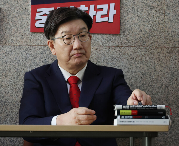 국민의힘 권성동 원내대표가 8일 서울 여의도 국회에서 김문수 당 대선 후보를 향해 무소속 한덕수 예비후보와의 조속한 단일화를 촉구하며 단식 농성을 하고 있다(연합뉴스)