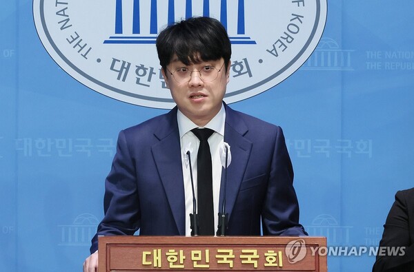 전 민주당 권리당원 백광현 씨가 국회 소통관에서 더불어민주당 비판 기자 회견을 하고 있다 [사진=연합뉴스]