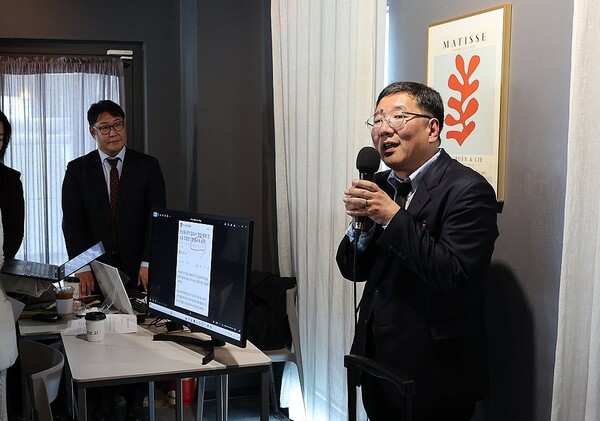 서울서부지법 난동 사태에 가담한 혐의로 재판에 넘겨진 피고인들의 변호인단 임응수 변호사가 지난 3월17일 서울 마포구 한 빌딩에서 연 기자회견에서 발언을 하고 있다. ＠연합뉴스