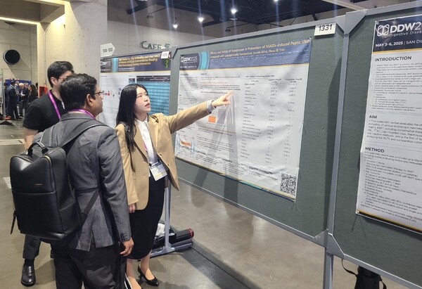 해외 의료진이 펙수클루(펙수프라잔)의 NSAIDs 유도 소화성궤양 예방 임상연구 결과를 보고 있다. 사진 제공=대웅제약.