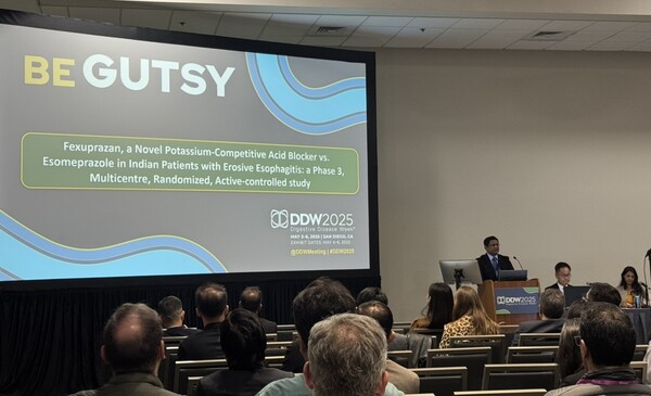 프라빈 박사가 지난 6일 DDW 2025에서 인도환자 대상 미란성 위식도역류질환(EE) 치료 효과를 확인한 현지 파트너사의 임상 3상 연구 결과를 발표하고 있다. 사진 제공=대웅제약.
