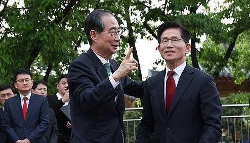 김문수 국민의힘 대선 후보와 한덕수 무소속 대선 예비 후보가 8일 서울 국회 사랑재에 위치한 커피숍에서 회동을 마친 후 인사하고 있다. [사진=연합뉴스]