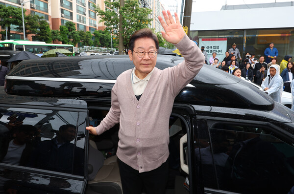 이재명 더불어민주당 대선 후보가 제3차 골목골목 경청투어로 경북 지역 방문에 나선 9일 경북 경주시 한 거리에서 주민들에게 인사하고 있다 [사진=연합뉴스]