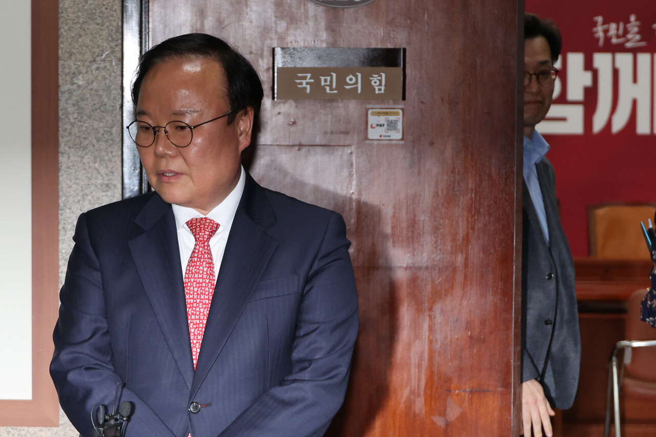 국민의힘 김문수 대선 후보측의 김재원 비서실장(왼쪽)이 9일 서울 여의도 국회에서 재개된 국민의힘 김문수 대선 후보와 무소속 한덕수 대선 예비 후보 간의 단일화 협상이 결렬된 후 나와 취재진 질문에 답하고 있다. 오른쪽은 협상에 참석한 무소속 한덕수 대선 예비 후보측의 손영택 전 국무총리 비서실장.