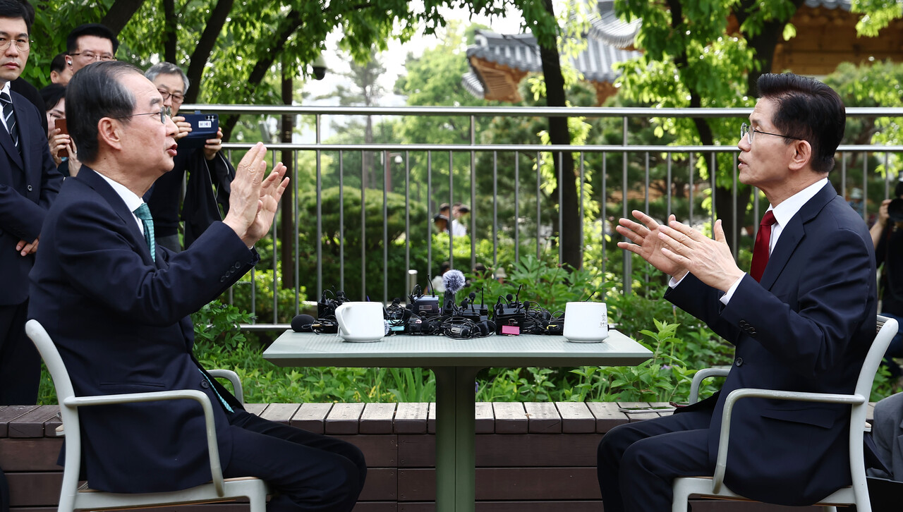 국민의힘 김문수 대선후보와 무소속 한덕수 대선 예비후보가 지난 8일 서울 국회 사랑재에 위치한 커피숍에서 만나 회동하고 있다.