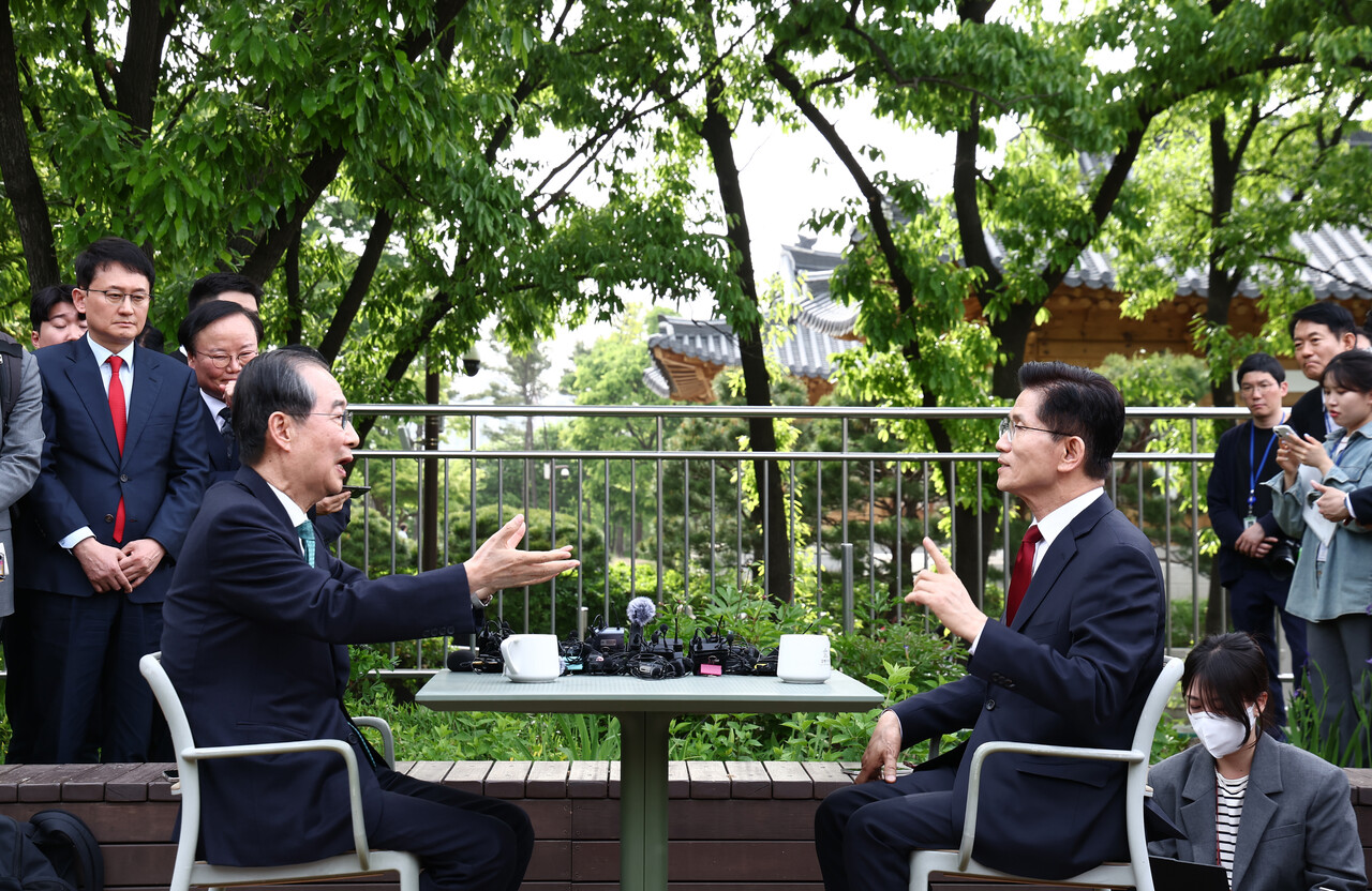 국민의힘 김문수 대선후보와 무소속 한덕수 대선 예비후보가 지난 8일 서울 국회 사랑재에 위치한 커피숍에서 만나 회동하고 있다.