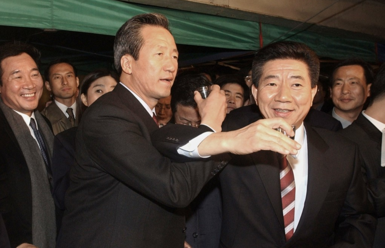 노무현 새천년민주당 후보와 정몽준 국민통합21 후보.