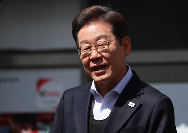 영남 신라벨트 골목골목 경청투어에 나선 더불어민주당 이재명 대선 후보가 10일 경남 창녕군 창녕공설시장을 찾아 즉흥 연설을 하고 있다(연합뉴스)