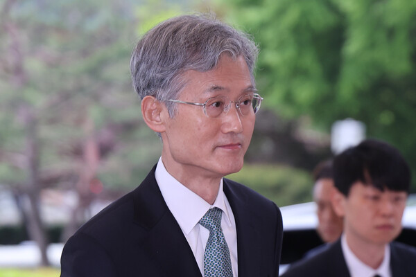 조희대 대법원장이 9일 서울 서초구 대법원으로 출근하고 있다(연합뉴스)