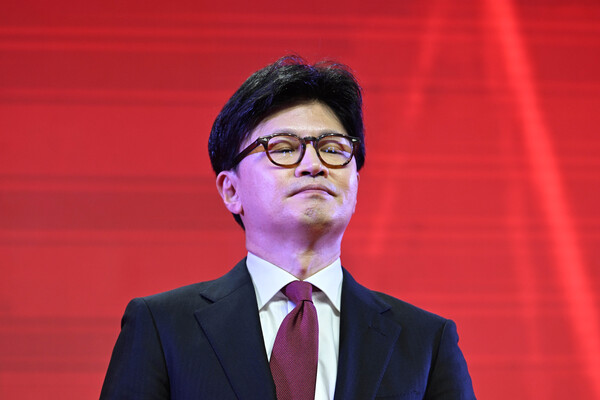 국민의힘 한동훈 대선 경선 후보가 3일 경기 고양시 킨텍스에서 열린 국민의힘 전당대회에서 국민의힘 대선 후보로 선출된 김문수 후보의 수락 연설을 듣고 있다(연합뉴스)