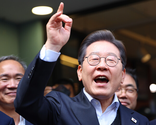 영남 신라벨트 골목골목 경청투어에 나선 더불어민주당 이재명 대선 후보가 10일 경남 진주시 대안동 차없는 거리를 찾아 연설을 하고 있다(연합뉴스)