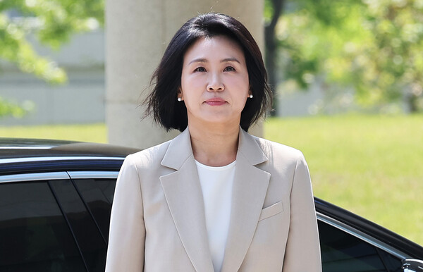 공직선거법 위반 혐의로 기소돼 1심에서 벌금형을 선고받은 더불어민주당 이재명 대선후보 배우자 김혜경 씨가 12일 경기도 수원시 영통구 수원고등법원에서 열린 항소심 선고공판에 출석하고 있다.(연합뉴스)