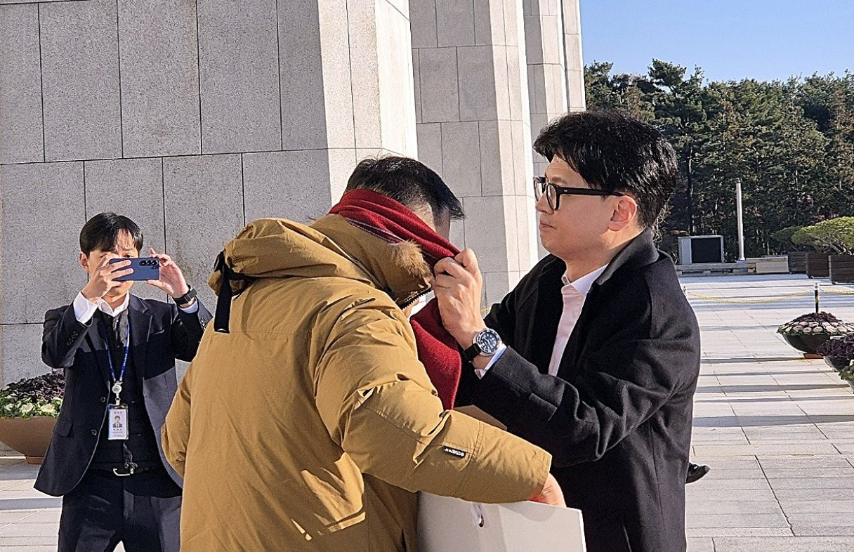 2024년 12월 14일 국민의힘 한동훈 대표가 국회 본청 앞에서 탄핵 찬성을 촉구하며 1인 시위를 하던 국민의힘 김상욱 의원에게 다가가 자기 목에 두르고 있던 빨간색 목도리를 풀어 김 의원에게 둘러주고 있다.