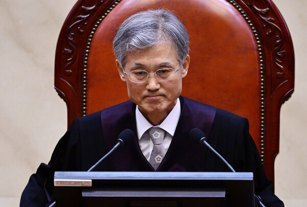 조희대 대법원장이 1일 더불어민주당 이재명 대선 후보의 공직선거법 사건 전원합의체 선고를 위해 서울 서초구 대법원 대법정에서 장내 정돈을 선언하고 있다 [사진=연합뉴스]