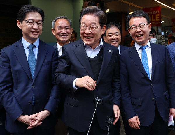 영남 신라벨트 골목골목 경청투어에 나선 더불어민주당 이재명 대선 후보가 지난 10일 경남 진주시 대안동 차없는 거리를 찾아 연설을 하고 있다. [사진=연합뉴스]