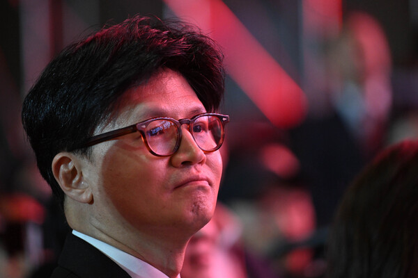 국민의힘 한동훈 대선 경선 후보가 3일 경기 고양시 킨텍스에서 열린 국민의힘 전당대회에서 국민의힘 대선 후보로 선출된 김문수 후보의 수락 연설을 듣고 있다(연합뉴스)