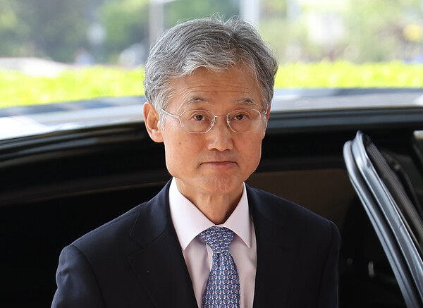 조희대 대법원장이 12일 서울 서초구 대법원으로 출근하고 있다(연합뉴스)