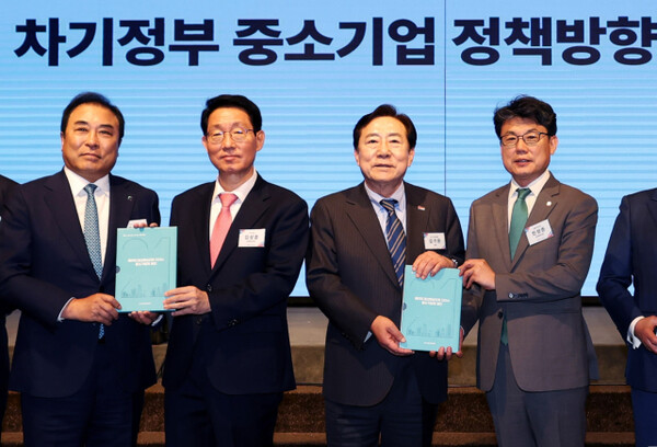 김기문(왼쪽 세번째) 중기중앙회장과 배조웅(〃 첫번째) 수석부회장이 진성준(〃네번째) 민주당 정책위의장, 김상훈(〃 두번째) 국민의힘 정책위의장에게 각 당 대선 후보자에게 전하는 정책 제언서를 전달하며 기념 촬영을 하고 있다. 사진 제공=중기중앙회