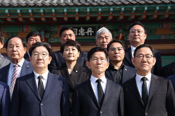 국민의힘 김문수 대선 후보가 13일 대구 신암선열공원을 방문해 참배한 뒤 기념촬영하고 있다. [연합뉴스]