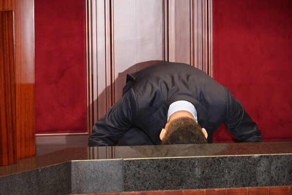 김문수 국민의힘 대선 후보가 11일 서울 여의도 국회에서 열린 의원총회에서 큰절을 하고 있다 [사진=연합뉴스]