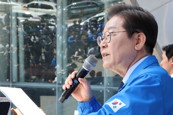  더불어민주당 이재명 대선 후보가 '보수의 텃밭'으로 불리는 대구·경북(TK) 지역 유세에 나선 13일 경북 구미시 구미역광장에서 시민들에게 지지를 호소하고 있다(연합뉴스)