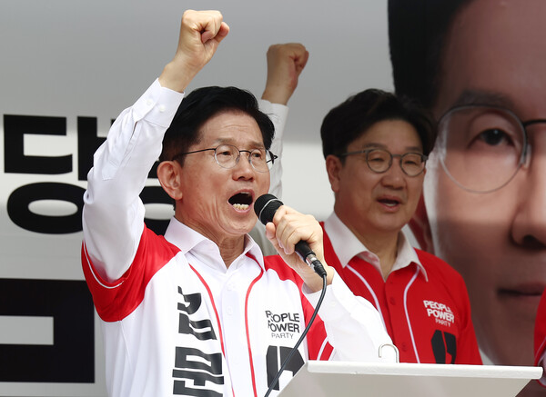 국민의힘 김문수 대선 후보가 13일 울산 남구신정시장 인근에서 유세를 하고 있다(연합뉴스)