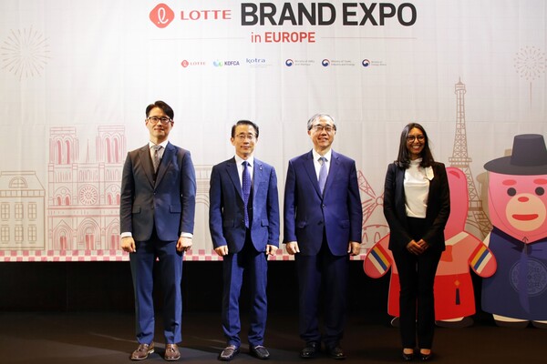 왼쪽부터 김종현 KOTRA 소비재바이오실장, 김재겸 롯데홈쇼핑 대표, 문승현 주프랑스대사, Charafa CHEBANI 프랑스상공회의소 부대표 [사진=롯데]