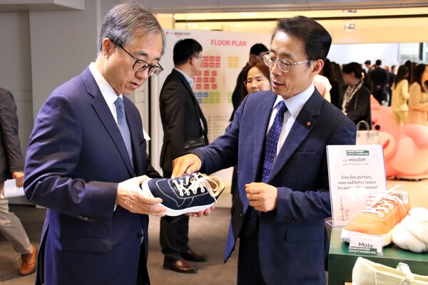 왼쪽부터 문승현 주프랑스대사, 김재겸 롯데홈쇼핑 대표 [사진=롯데]