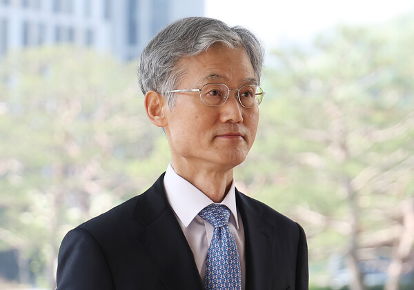 조희대 대법원장이 12일 서울 서초구 대법원으로 출근하고 있다(연합뉴스)