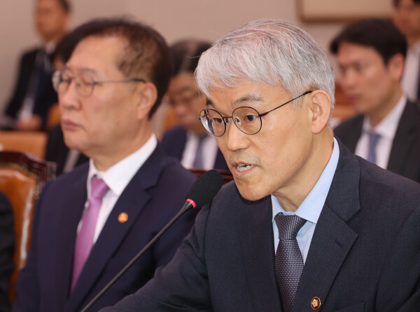 2일 서울 여의도 국회에서 열린 법제사법위원회 전체회의에서 천대엽 법원행정처장이 의원 질의에 답하고 있다(연합뉴스)