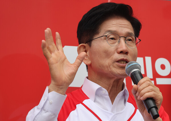 국민의힘 김문수 대선 후보가 16일 경기 화성시 동탄역 앞에서 GTX 관련 공약 발표를 하고 있다(연합뉴스)