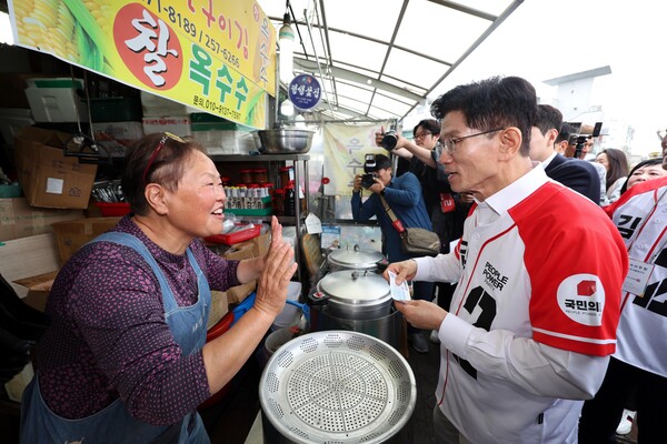 국민의힘 김문수 대선 후보가 16일 경기 수원시 지동시장에서 상인과 인사하고 있다(연합뉴스)