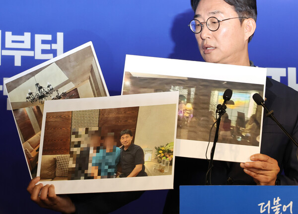 더불어민주당 노종면 선대위 대변인이 19일 서울 여의도 당사에서 "윤석열 전 대통령의 내란 혐의 사건 재판장인 지귀연 서울중앙지법 부장판사가 유흥업소에서 접대받았다"라는 의혹을 제기하며 관련 사진을 공개하고 있다(연합뉴스)