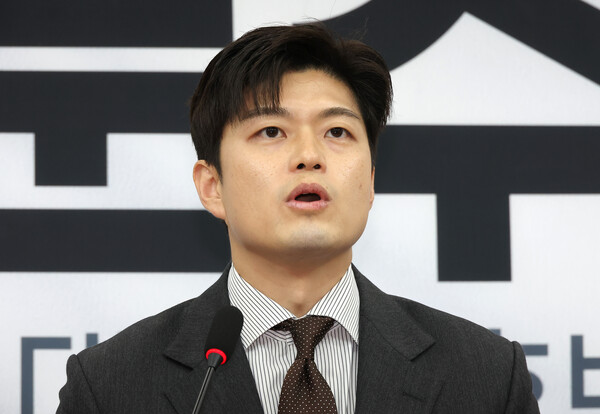 국민의힘 김용태 비상대책위원장이 20일 서울 여의도 국회에서 김문수 후보 배우자 설난영, 더불어민주당 이재명 후보 배우자 김혜경 여사 등 대통령 후보 배우자 TV 토론을 제안하고 있다(연합뉴스)