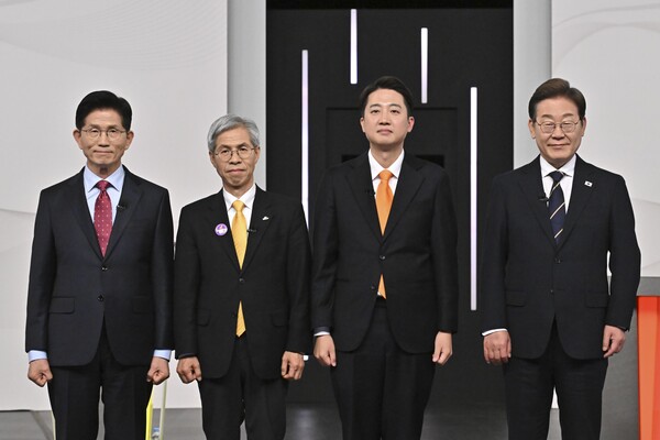 더불어민주당 이재명(오른쪽부터)·개혁신당 이준석·민주노동당 권영국·국민의힘 김문수 대선후보가 18일 서울 마포구 상암동 SBS 프리즘센터 스튜디오에서 열린 시작에 앞서 기념촬영을 하고 있다(연합뉴스)