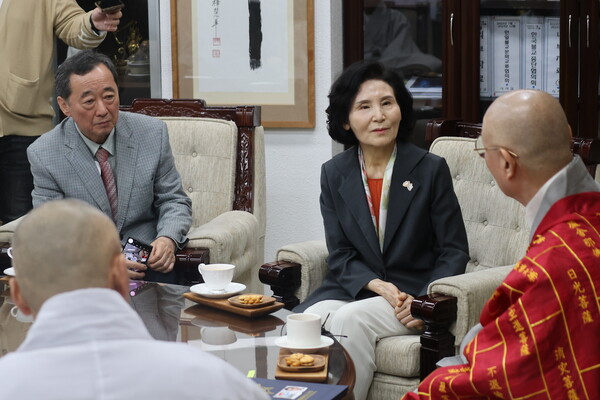 설난영 여사가 20일 오전 10시 한국불교태고종 법륜사를 방문하여총무원장 상진 스님을 예방한 모습(이미지-국민의힘 제공)