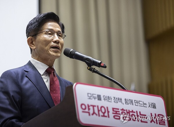 국민의힘 김문수 대선후보가 19일 서울 중구 서울시청에서 열린 '약자와 동행하는 서울 토론회'에서 축사하고 있다.