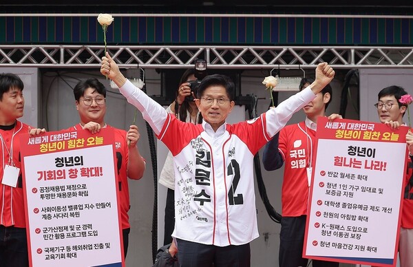 국민의힘 김문수 대선 후보가 19일 서울 청계광장에서 청년 정책 공약 발표를 마친 뒤 인사하고 있다. @연합뉴스