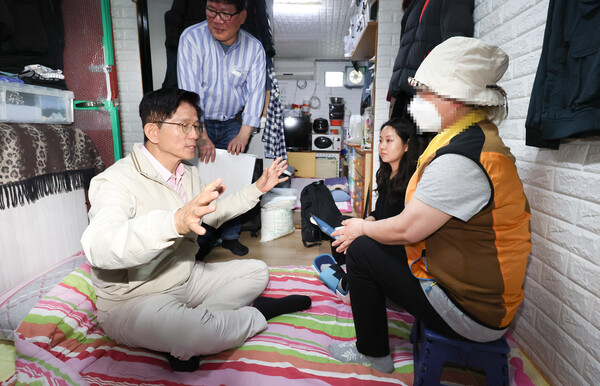 국민의힘 김문수 대선 후보가 20일 서울 영등포구 영등포 쪽방촌을 찾아 한 어르신과 대화하고 있다(연합뉴스)