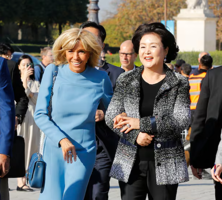 2018년 10월 15일 문재인 대통령의 부인 김정숙 여사가 에마뉘엘 마크롱 대통령의 부인인 브리지트 마크롱 여사와 프랑스 파리 루브르 박물관으로 입장하고 있다. 김 여사는 이번 프랑스 국빈방한에서 환대에 사의를 표하고자, 한국와 프랑스의 우정을 상징하는 샤넬의 한글 트위드 자켓을 별도로 빌린 것으로 알려졌다. [사진=청와대]