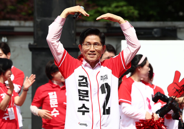  국민의힘 김문수 대선 후보가 20일 서울 서초구 고속터미널역 인근에서 집중유세를 하고 있다(연합뉴스)